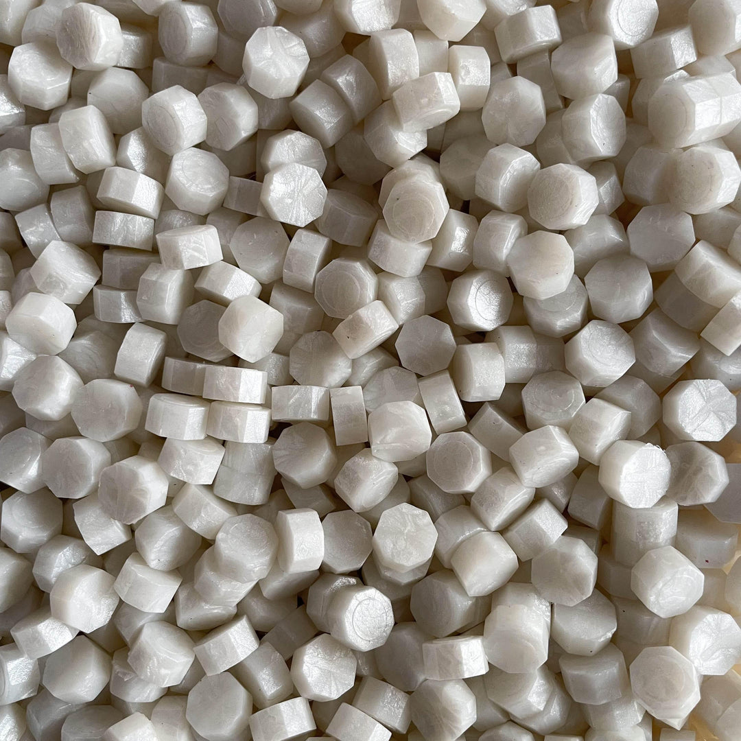 Siegelwachs Perlen in "pearl" - sealed.shop